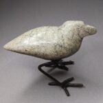 Huset ved Havet stenfugl med stålben, grå