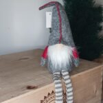 Filt nisse med grå filthat og hængeben