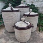 Senegal kurv - Hvid håndflettet vasketøjskurv med læderdetaljer