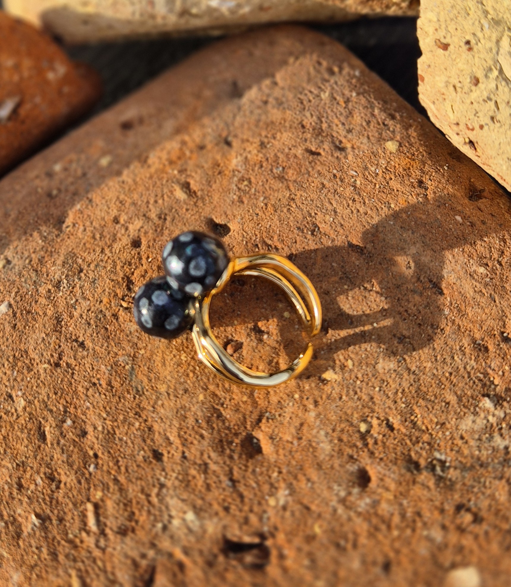 Strikkering guld grey dot